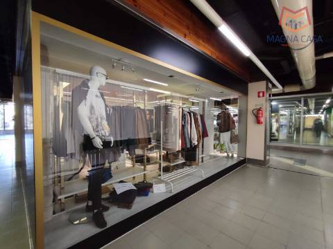 Loja no Centro Comercial das Palmeiras em Oeiras