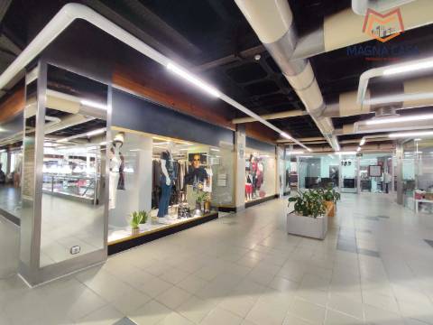 Loja no Centro Comercial das Palmeiras em Oeiras