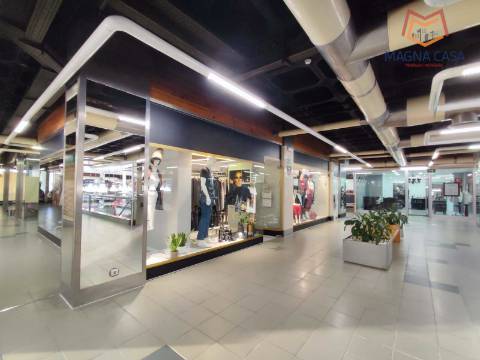 Loja no Centro Comercial das Palmeiras em Oeiras