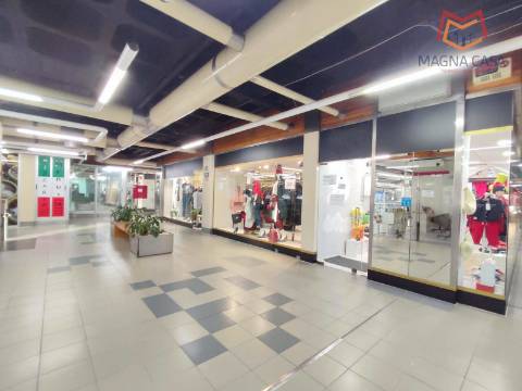 Loja no Centro Comercial das Palmeiras em Oeiras