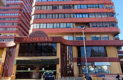 Loja no Centro Comercial das Palmeiras em Oeiras