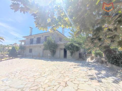 Moradia T5 com 2 pisos, com garagem e logradouro localizada em Souto Maior, Sabrosa