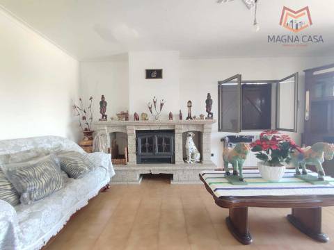 Moradia T5 com 2 pisos, com garagem e logradouro localizada em Souto Maior, Sabrosa