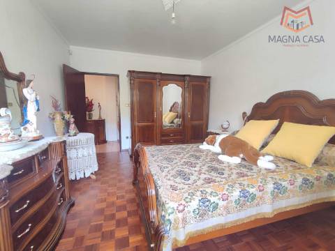 Moradia T5 com 2 pisos, com garagem e logradouro localizada em Souto Maior, Sabrosa