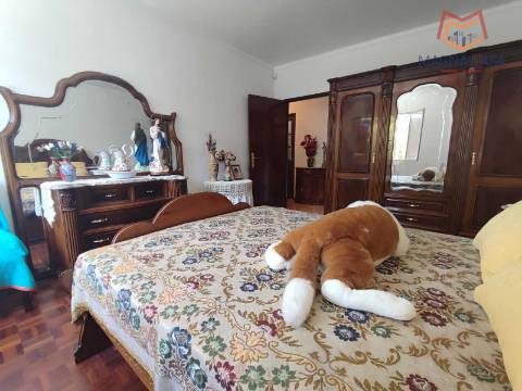 Moradia T5 com 2 pisos, com garagem e logradouro localizada em Souto Maior, Sabrosa