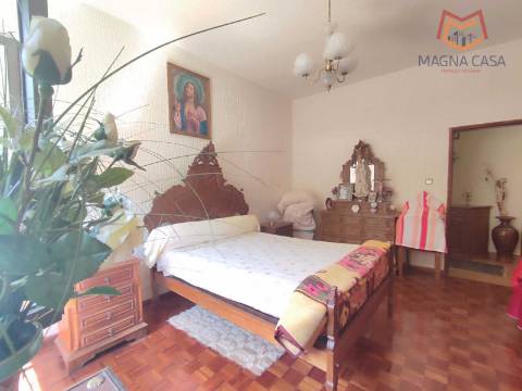 Moradia T5 com 2 pisos, com garagem e logradouro localizada em Souto Maior, Sabrosa