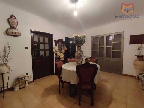 Moradia T5 com 2 pisos, com garagem e logradouro localizada em Souto Maior, Sabrosa