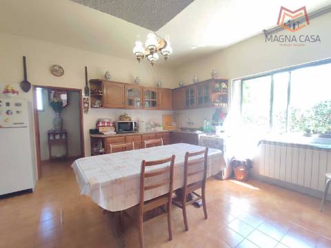 Moradia T5 com 2 pisos, com garagem e logradouro localizada em Souto Maior, Sabrosa