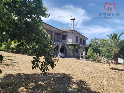 Moradia T5 com 2 pisos, com garagem e logradouro localizada em Souto Maior, Sabrosa