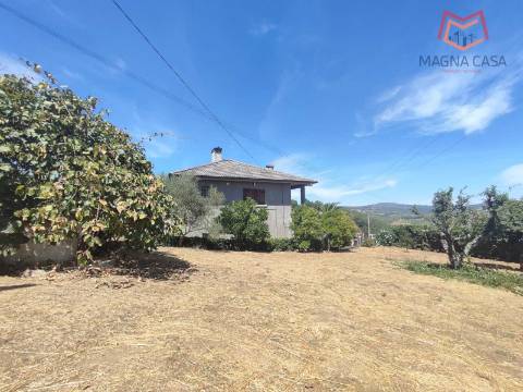 Moradia T5 com 2 pisos, com garagem e logradouro localizada em Souto Maior, Sabrosa