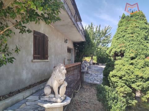 Moradia T5 com 2 pisos, com garagem e logradouro localizada em Souto Maior, Sabrosa