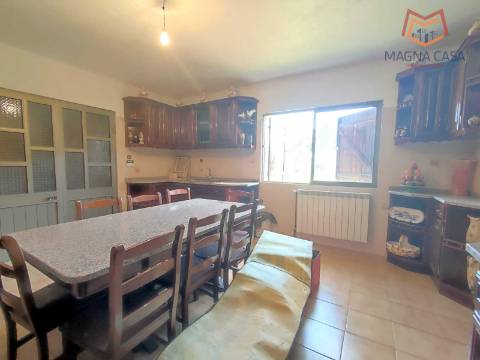 Moradia T5 com 2 pisos, com garagem e logradouro localizada em Souto Maior, Sabrosa