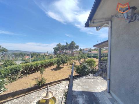 Moradia T5 com 2 pisos, com garagem e logradouro localizada em Souto Maior, Sabrosa