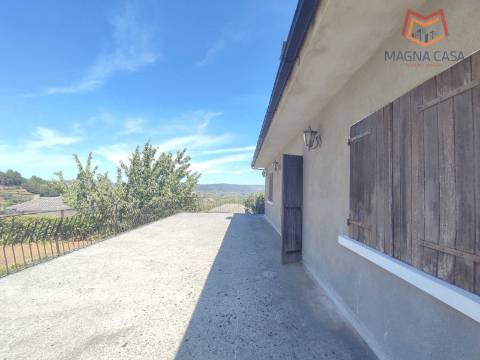 Moradia T5 com 2 pisos, com garagem e logradouro localizada em Souto Maior, Sabrosa