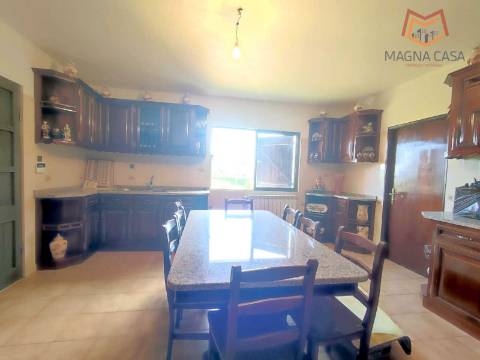 Moradia T5 com 2 pisos, com garagem e logradouro localizada em Souto Maior, Sabrosa