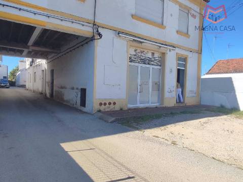 Moradia Térrea com 3 apartamentos T3, 1 apartamento T4, garagem para 5 carros, garagem para 1 carro, espaço comercial, parqueamento e logradouro em Parcela urbana com 800 m² em Alferrarede, Abrantes, Santarém.