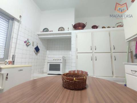 Moradia Térrea com 3 apartamentos T3, 1 apartamento T4, garagem para 5 carros, garagem para 1 carro, espaço comercial, parqueamento e logradouro em Parcela urbana com 800 m² em Alferrarede, Abrantes, Santarém.