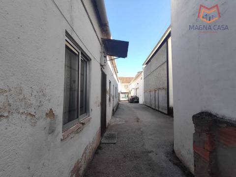 Moradia Térrea com 3 apartamentos T3, 1 apartamento T4, garagem para 5 carros, garagem para 1 carro, espaço comercial, parqueamento e logradouro em Parcela urbana com 800 m² em Alferrarede, Abrantes, Santarém.