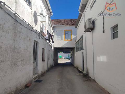 Moradia Térrea com 3 apartamentos T3, 1 apartamento T4, garagem para 5 carros, garagem para 1 carro, espaço comercial, parqueamento e logradouro em Parcela urbana com 800 m² em Alferrarede, Abrantes, Santarém.