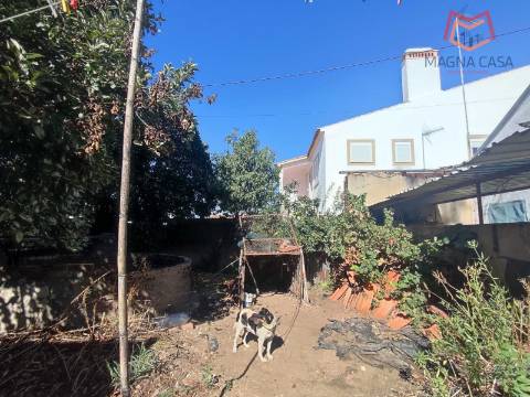 Moradia Térrea com 3 apartamentos T3, 1 apartamento T4, garagem para 5 carros, garagem para 1 carro, espaço comercial, parqueamento e logradouro em Parcela urbana com 800 m² em Alferrarede, Abrantes, Santarém.