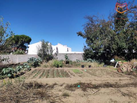 Moradia Térrea com 3 apartamentos T3, 1 apartamento T4, garagem para 5 carros, garagem para 1 carro, espaço comercial, parqueamento e logradouro em Parcela urbana com 800 m² em Alferrarede, Abrantes, Santarém.