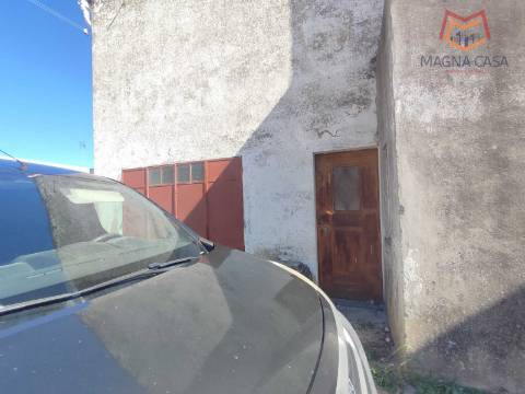 Moradia Térrea com 3 apartamentos T3, 1 apartamento T4, garagem para 5 carros, garagem para 1 carro, espaço comercial, parqueamento e logradouro em Parcela urbana com 800 m² em Alferrarede, Abrantes, Santarém.