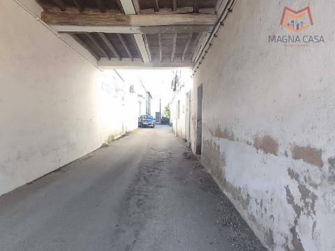 Moradia Térrea com 3 apartamentos T3, 1 apartamento T4, garagem para 5 carros, garagem para 1 carro, espaço comercial, parqueamento e logradouro em Parcela urbana com 800 m² em Alferrarede, Abrantes, Santarém.