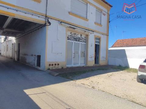 Moradia Térrea com 3 apartamentos T3, 1 apartamento T4, garagem para 5 carros, garagem para 1 carro, espaço comercial, parqueamento e logradouro em Parcela urbana com 800 m² em Alferrarede, Abrantes, Santarém.