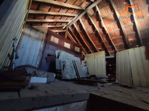 Moradia Térrea com 3 apartamentos T3, 1 apartamento T4, garagem para 5 carros, garagem para 1 carro, espaço comercial, parqueamento e logradouro em Parcela urbana com 800 m² em Alferrarede, Abrantes, Santarém.