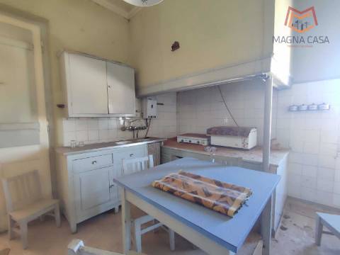 Moradia Térrea com 3 apartamentos T3, 1 apartamento T4, garagem para 5 carros, garagem para 1 carro, espaço comercial, parqueamento e logradouro em Parcela urbana com 800 m² em Alferrarede, Abrantes, Santarém.