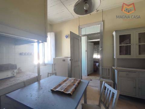 Moradia Térrea com 3 apartamentos T3, 1 apartamento T4, garagem para 5 carros, garagem para 1 carro, espaço comercial, parqueamento e logradouro em Parcela urbana com 800 m² em Alferrarede, Abrantes, Santarém.