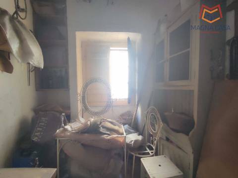 Moradia Térrea com 3 apartamentos T3, 1 apartamento T4, garagem para 5 carros, garagem para 1 carro, espaço comercial, parqueamento e logradouro em Parcela urbana com 800 m² em Alferrarede, Abrantes, Santarém.