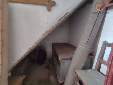 Moradia Térrea com 3 apartamentos T3, 1 apartamento T4, garagem para 5 carros, garagem para 1 carro, espaço comercial, parqueamento e logradouro em Parcela urbana com 800 m² em Alferrarede, Abrantes, Santarém.