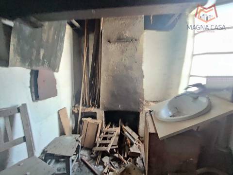 Moradia Térrea com 3 apartamentos T3, 1 apartamento T4, garagem para 5 carros, garagem para 1 carro, espaço comercial, parqueamento e logradouro em Parcela urbana com 800 m² em Alferrarede, Abrantes, Santarém.