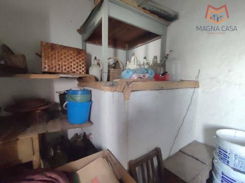 Moradia Térrea com 3 apartamentos T3, 1 apartamento T4, garagem para 5 carros, garagem para 1 carro, espaço comercial, parqueamento e logradouro em Parcela urbana com 800 m² em Alferrarede, Abrantes, Santarém.