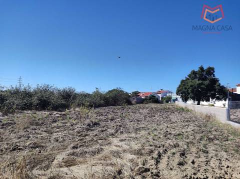 Moradia Térrea com 3 apartamentos T3, 1 apartamento T4, garagem para 5 carros, garagem para 1 carro, espaço comercial, parqueamento e logradouro em Parcela urbana com 800 m² em Alferrarede, Abrantes, Santarém.