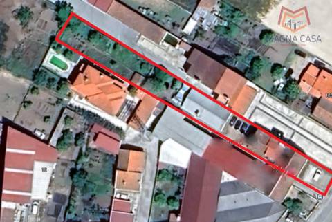 Moradia em Propriedade Total com 3 apartamentos T3, + 1 apartamento T4, garagem para 5 carros, + garagem para 1 carro, espaço comercial, parqueamento e logradouro em Parcela urbana com 800 m² em Alferrarede, Abrantes, Santarém