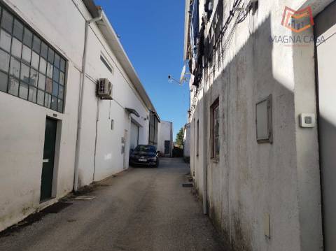 Moradia em Propriedade Total com 3 apartamentos T3, + 1 apartamento T4, garagem para 5 carros, + garagem para 1 carro, espaço comercial, parqueamento e logradouro em Parcela urbana com 800 m² em Alferrarede, Abrantes, Santarém