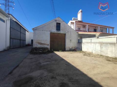 Moradia em Propriedade Total com 3 apartamentos T3, + 1 apartamento T4, garagem para 5 carros, + garagem para 1 carro, espaço comercial, parqueamento e logradouro em Parcela urbana com 800 m² em Alferrarede, Abrantes, Santarém