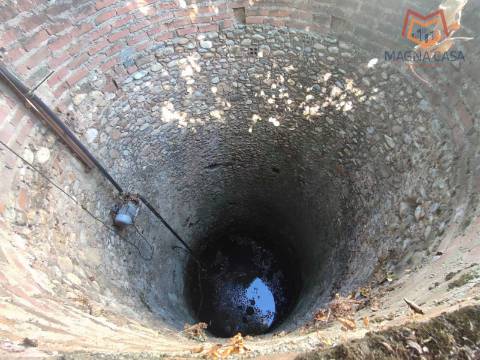 Moradia em Propriedade Total com 3 apartamentos T3, + 1 apartamento T4, garagem para 5 carros, + garagem para 1 carro, espaço comercial, parqueamento e logradouro em Parcela urbana com 800 m² em Alferrarede, Abrantes, Santarém