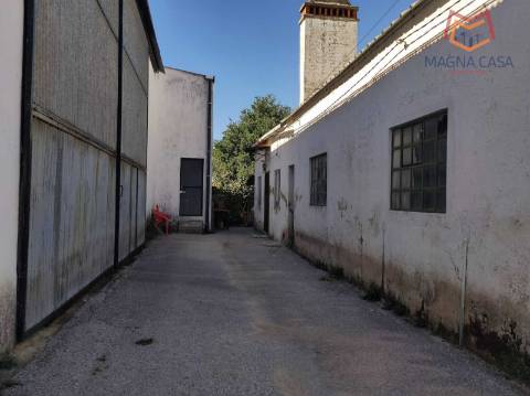 Moradia em Propriedade Total com 3 apartamentos T3, + 1 apartamento T4, garagem para 5 carros, + garagem para 1 carro, espaço comercial, parqueamento e logradouro em Parcela urbana com 800 m² em Alferrarede, Abrantes, Santarém