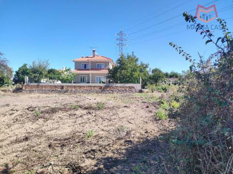 Moradia em Propriedade Total com 3 apartamentos T3, + 1 apartamento T4, garagem para 5 carros, + garagem para 1 carro, espaço comercial, parqueamento e logradouro em Parcela urbana com 800 m² em Alferrarede, Abrantes, Santarém