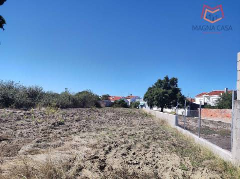 Moradia em Propriedade Total com 3 apartamentos T3, + 1 apartamento T4, garagem para 5 carros, + garagem para 1 carro, espaço comercial, parqueamento e logradouro em Parcela urbana com 800 m² em Alferrarede, Abrantes, Santarém