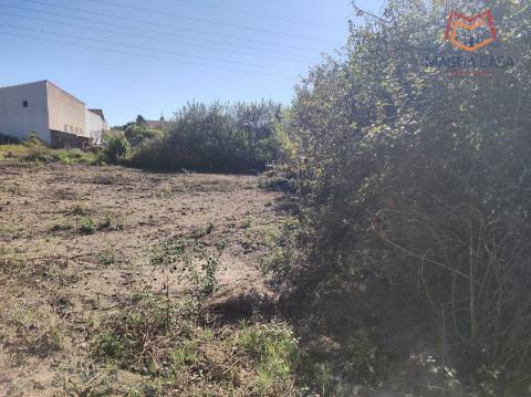 Moradia em Propriedade Total com 3 apartamentos T3, + 1 apartamento T4, garagem para 5 carros, + garagem para 1 carro, espaço comercial, parqueamento e logradouro em Parcela urbana com 800 m² em Alferrarede, Abrantes, Santarém