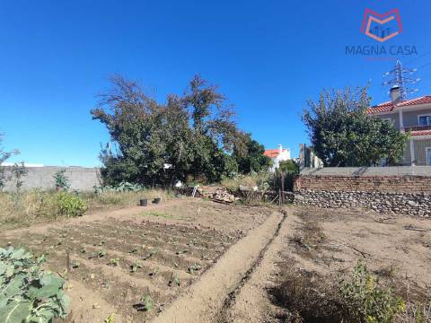 Moradia em Propriedade Total com 3 apartamentos T3, + 1 apartamento T4, garagem para 5 carros, + garagem para 1 carro, espaço comercial, parqueamento e logradouro em Parcela urbana com 800 m² em Alferrarede, Abrantes, Santarém