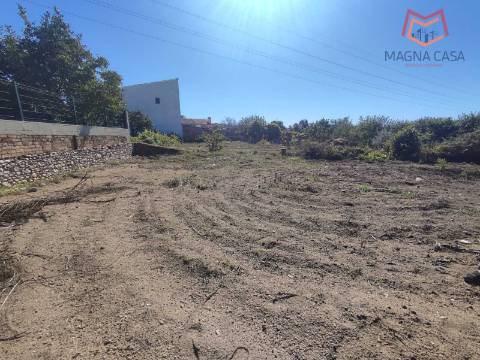 Moradia em Propriedade Total com 3 apartamentos T3, + 1 apartamento T4, garagem para 5 carros, + garagem para 1 carro, espaço comercial, parqueamento e logradouro em Parcela urbana com 800 m² em Alferrarede, Abrantes, Santarém