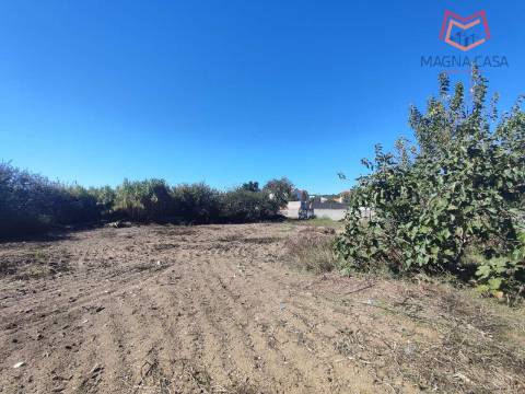 Moradia em Propriedade Total com 3 apartamentos T3, + 1 apartamento T4, garagem para 5 carros, + garagem para 1 carro, espaço comercial, parqueamento e logradouro em Parcela urbana com 800 m² em Alferrarede, Abrantes, Santarém