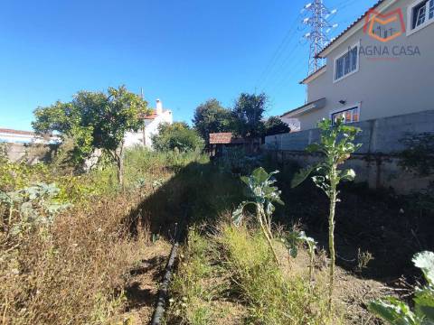 Moradia em Propriedade Total com 3 apartamentos T3, + 1 apartamento T4, garagem para 5 carros, + garagem para 1 carro, espaço comercial, parqueamento e logradouro em Parcela urbana com 800 m² em Alferrarede, Abrantes, Santarém