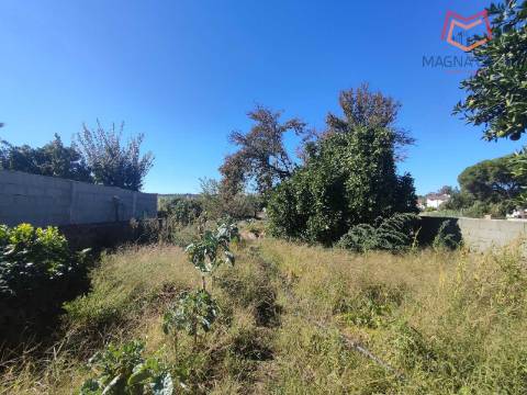 Moradia em Propriedade Total com 3 apartamentos T3, + 1 apartamento T4, garagem para 5 carros, + garagem para 1 carro, espaço comercial, parqueamento e logradouro em Parcela urbana com 800 m² em Alferrarede, Abrantes, Santarém