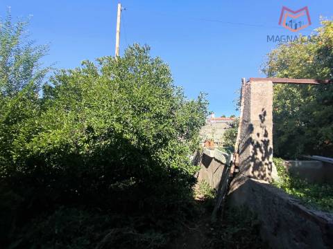 Moradia em Propriedade Total com 3 apartamentos T3, + 1 apartamento T4, garagem para 5 carros, + garagem para 1 carro, espaço comercial, parqueamento e logradouro em Parcela urbana com 800 m² em Alferrarede, Abrantes, Santarém